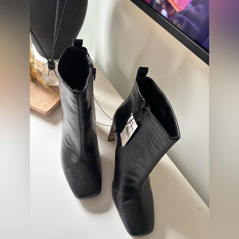 Express BRAND NEW!! Black Croc-Patterned Ankle Booties - Picture 4 of 12